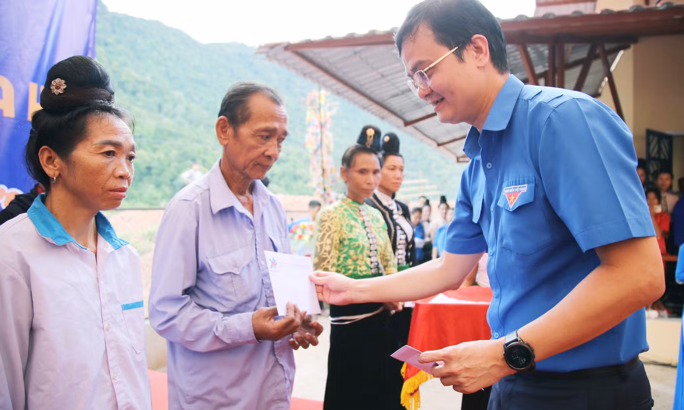 Anh Bùi Quang Huy trao tặng các phần quà tới hộ dân trong chương trình. Ảnh: Lâm Đăng Hải