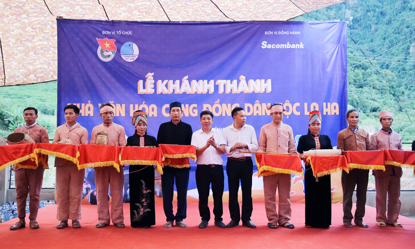 Nhiều hoạt động văn hóa, tình nguyện đã diễn ra tại Nhà Văn hóa cộng đồng dân tộc La Ha. Ảnh: Lâm Đăng Hải