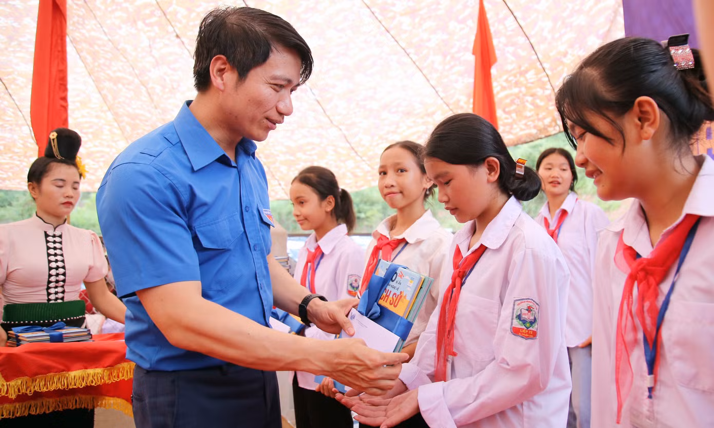 Anh Nguyễn Ngọc Lương tặng quà tới học sinh trong chương trình. Ảnh: Lâm Đăng Hải