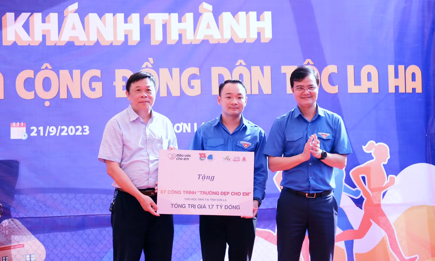 Nhiều công trình, quà tặng được trao tặng trong chương trình. Ảnh: Lâm Đăng Hải