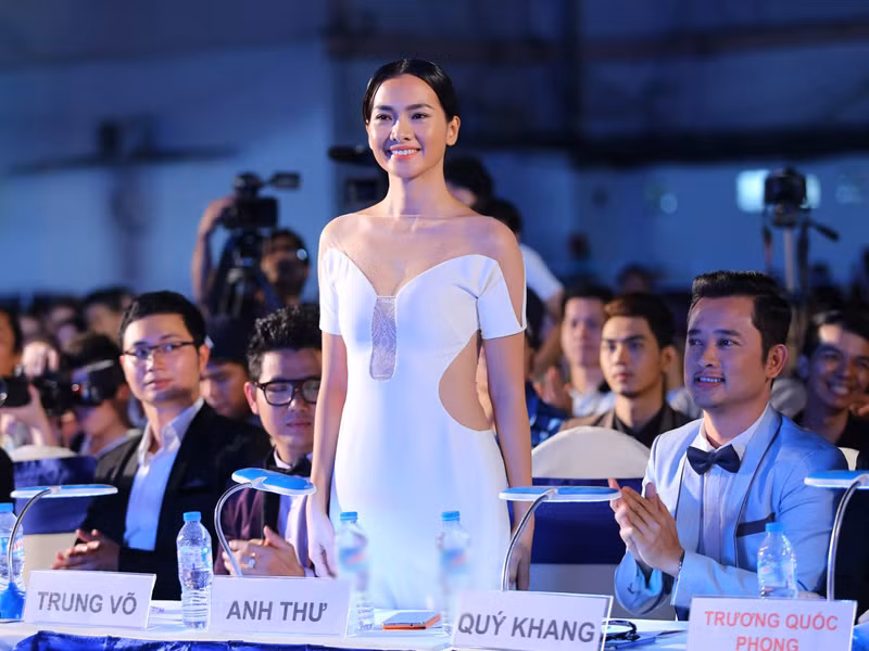 Anh Thư nổi bật trên hàng ghế giám khảo