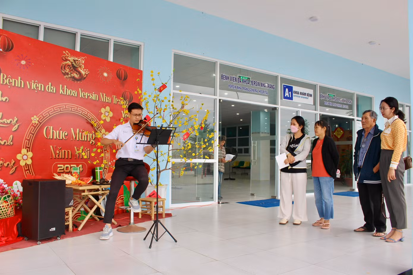 Bệnh nhân và người nhà say mê thưởng thức tiếng đàn violin.