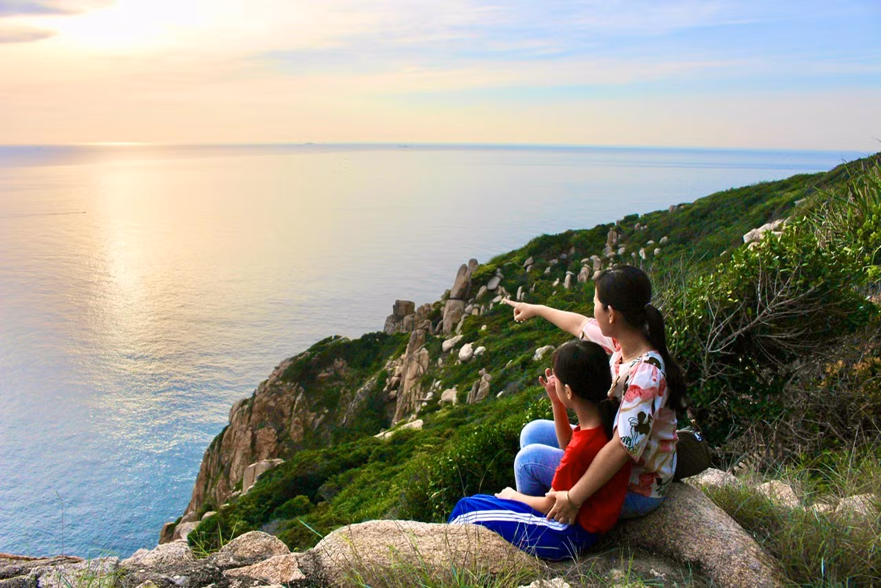 Đặc biệt, nếu trải nghiệm vào lúc bình minh, khi những tia nắng ban mai đầu tiên chiếu rọi xuống vịnh Nha Trang, du khách sẽ “thu hoạch” những tấm ảnh cùng thiên nhiên tuyệt đẹp.