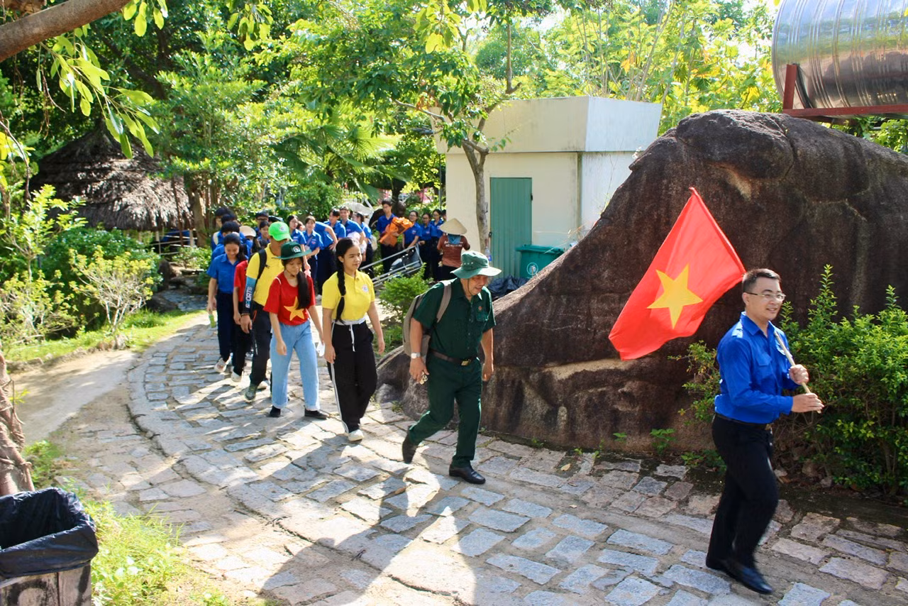 Những ngày tháng 7, nhiều đoàn học sinh, sinh viên tại tỉnh Khánh Hòa đã tổ chức hành trình về nguồn thăm Khu căn cứ cách mạng Đồng Bò, ở xã Phước Đồng, TP. Nha Trang. Đây là căn cứ địa cách mạng quan trọng của quân dân Khánh Hòa trong 2 cuộc kháng chiến bảo vệ Tổ quốc.