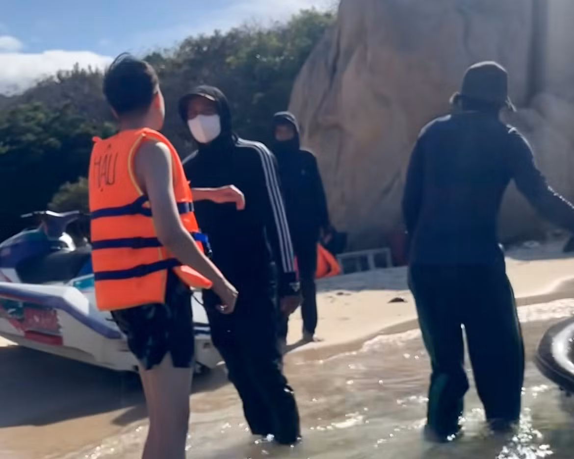 Nhóm người lái mô tô nước bị "tố" hành hung nữ du khách (ảnh cắt từ clip).