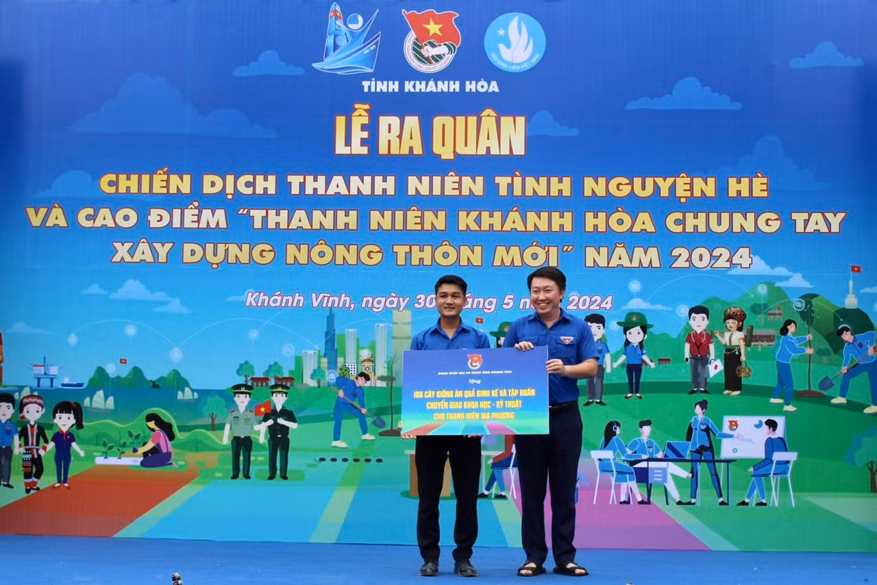 Nhằm hỗ trợ đoàn viên, thanh niên có hoàn cảnh khó khăn phát triển kinh tế, đoàn khối các cơ quan tỉnh và đội tri thức trẻ cấp tỉnh đã trao tặng cho thanh niên huyện Khánh Vĩnh 100 cây giống ăn quả sinh kế.