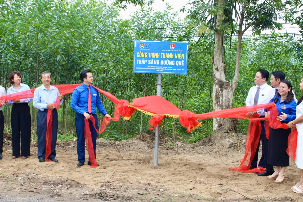 Ngay sau buổi lễ, các đại biểu đã tiến hành khánh thành công trình thanh niên “Thắp sáng đường quê bằng năng lượng xanh” tại thôn Cà Hon, xã Khánh Bình, huyện Khánh Vĩnh. Công trình gồm 40 trụ đèn năng lượng mặt trời trải đều trên tuyến đường dài 1,5km.