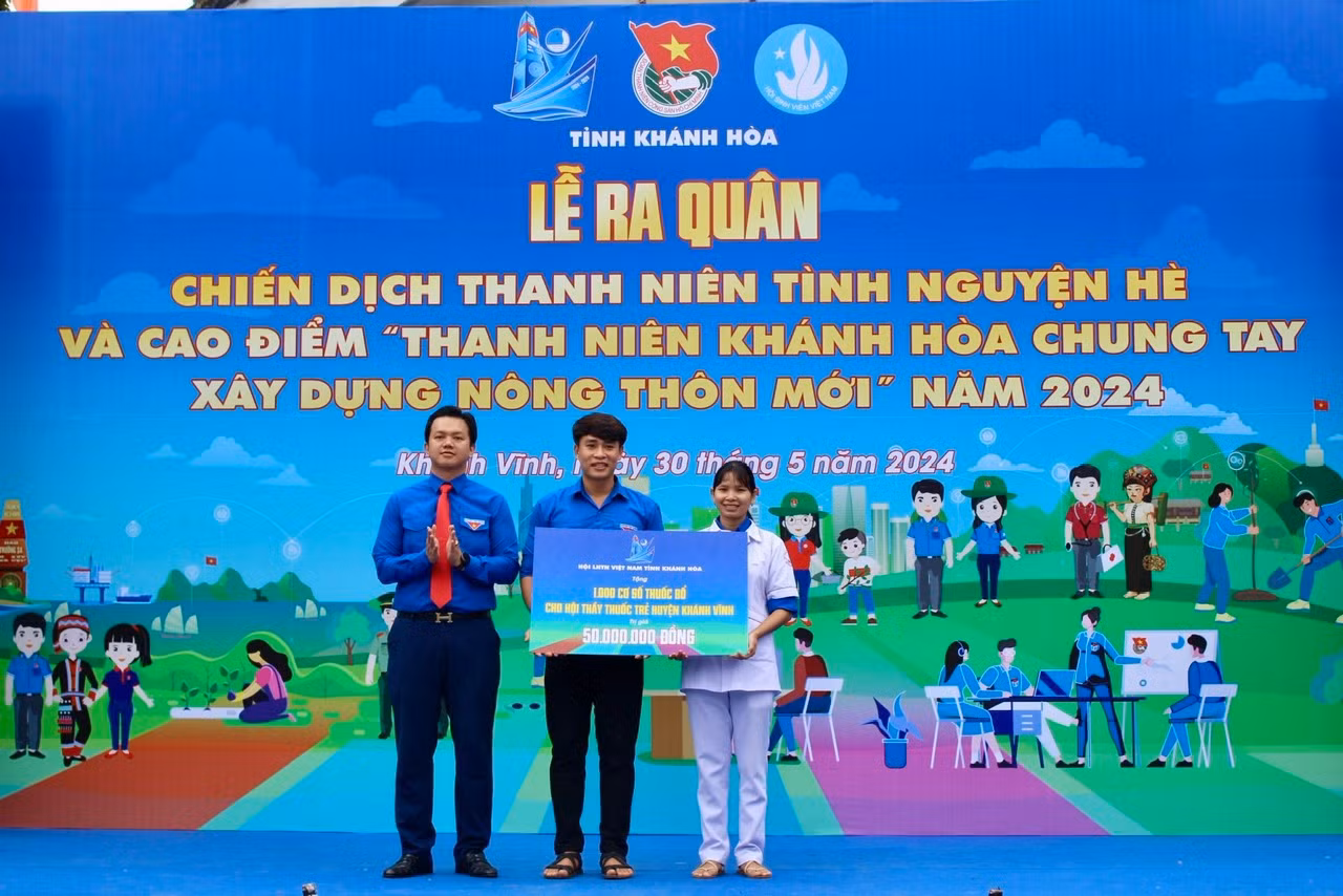 Hội LHTN Việt Nam tỉnh Khánh Hòa cũng trao tặng cho Hội LHTN Việt Nam huyện Khánh Vĩnh và câu lạc bộ thầy thuốc trẻ huyện Khánh Vĩnh 1000 cơ số thuốc bổ thực hiện chương trình “Thầy thuốc trẻ làm theo lời Bác” tại địa phương trị giá 50 triệu đồng.
