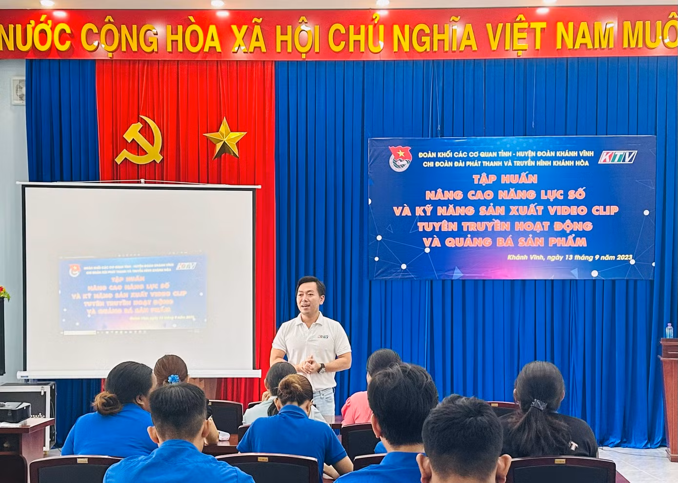 Anh Huy tập huấn làm video quảng bá sản phẩm bằng smartphone cho đoàn viên, thanh niên.