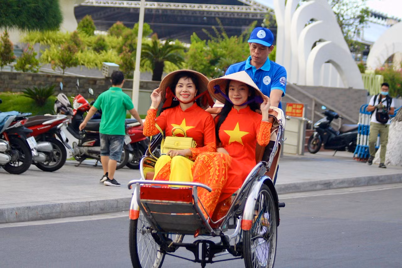Những chiếc áo dài nhiều màu sắc đã làm bừng sáng cung đường biển tuyệt đẹp của TP Nha Trang.
