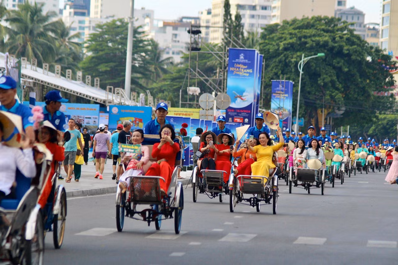 Bà Nguyễn Hoàng Thúy Quỳnh (đến từ Hà Nội) cho biết: “Hình ảnh đoàn người trong tà áo dài và xích lô diễu hành khắp tuyến đường vô cùng đẹp. Được chứng kiến hoạt động này tôi cảm thấy rất bồi hồi, tự hào khi mình là người Việt Nam”.
