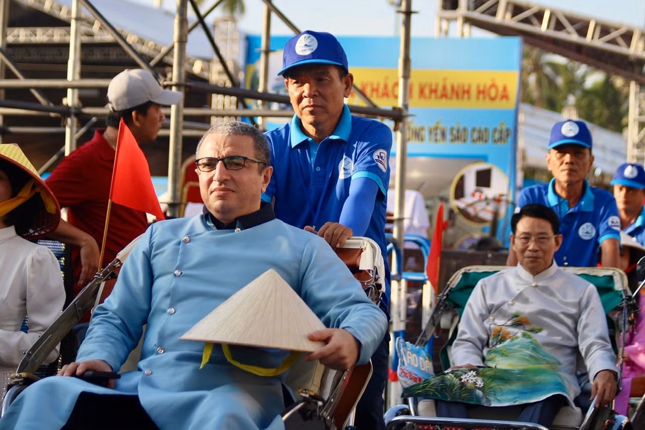 Các đại biểu nước ngoài vô cùng hào hứng khi được trải nghiệm mặc áo dài, ngồi xích lô diễu hành trên phố mang đậm nét văn hóa Việt Nam.