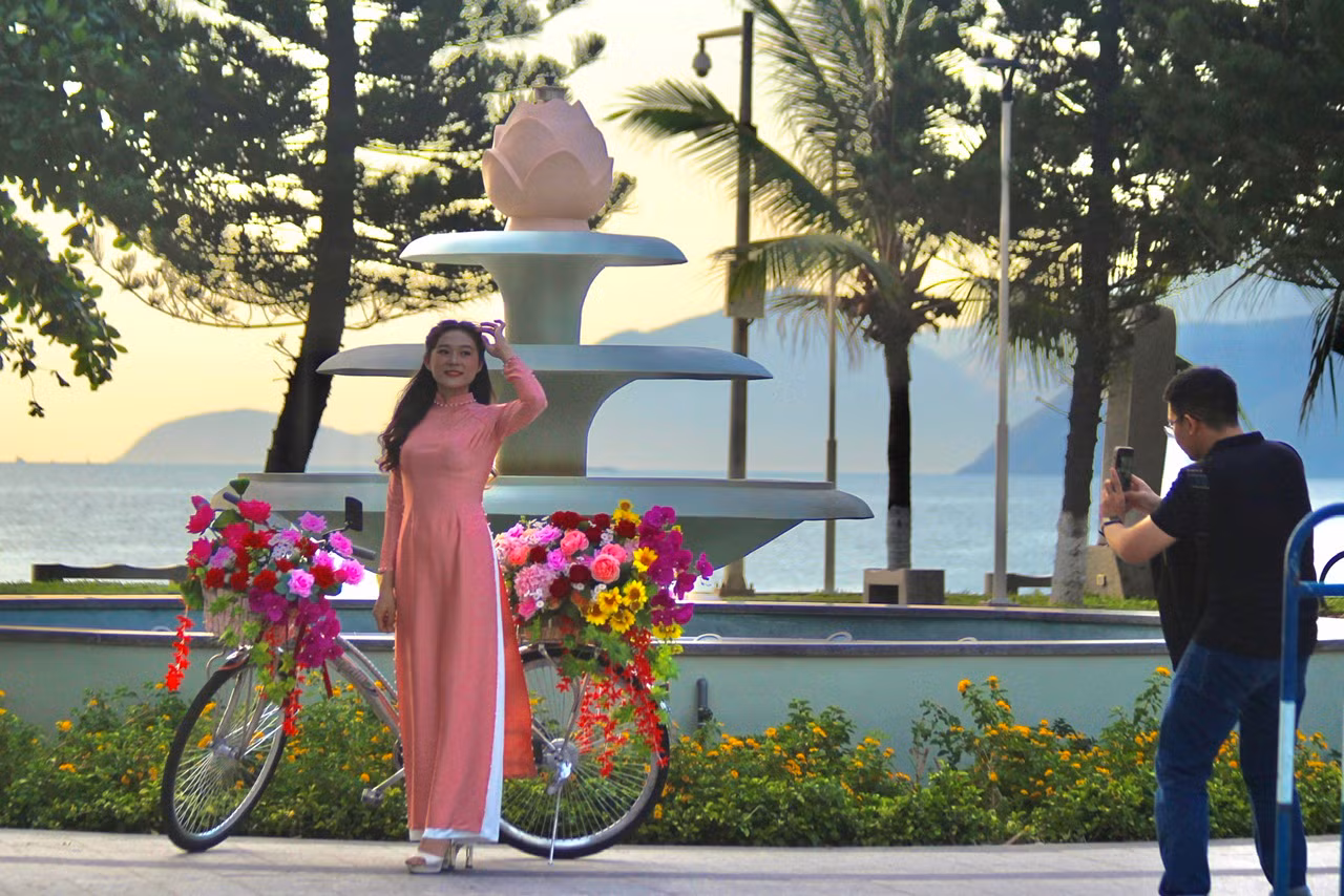 Chiếc áo dài càng tôn lên vẻ đẹp của người phụ nữ Việt Nam trên phố biển Nha Trang.