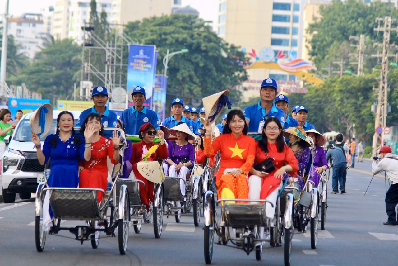 Đoàn diễu hành theo từng đợt, mỗi lượt có 250 xe xích lô di chuyển song song với nhau. Đoàn diễu hành di chuyển trên cung đường biển theo lộ trình từ quảng trường 2/4 đi dọc đường Trần Phú đến công viên Yến Phi và ngược lại.
