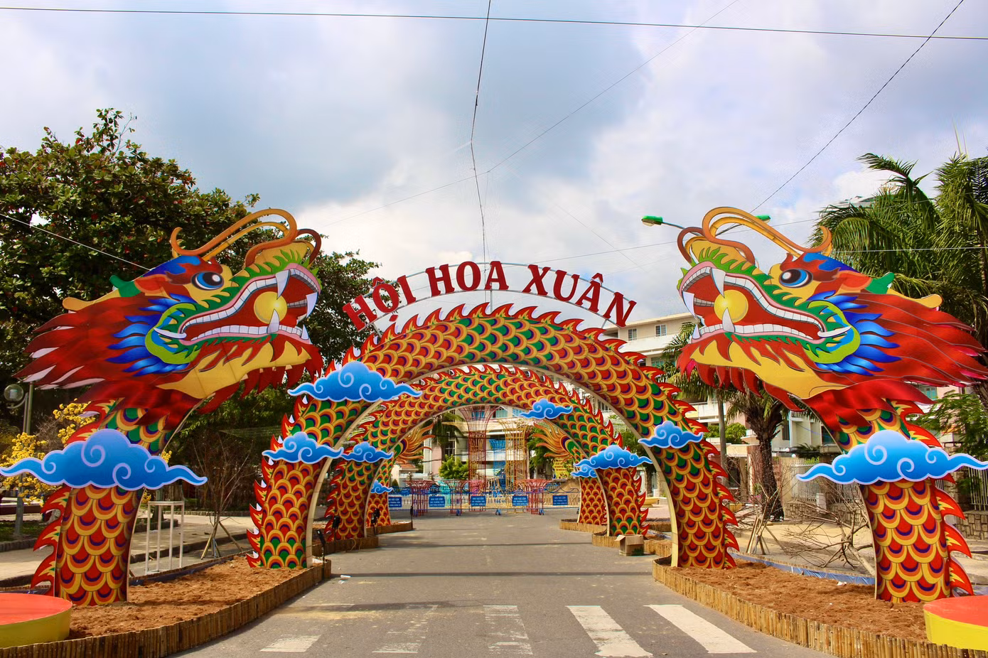 Cổng chào hình rồng uốn lượn đầy dũng mãnh tại Hội hoa xuân là một trong những điểm chụp ảnh Tết hút khách thời gian tới.