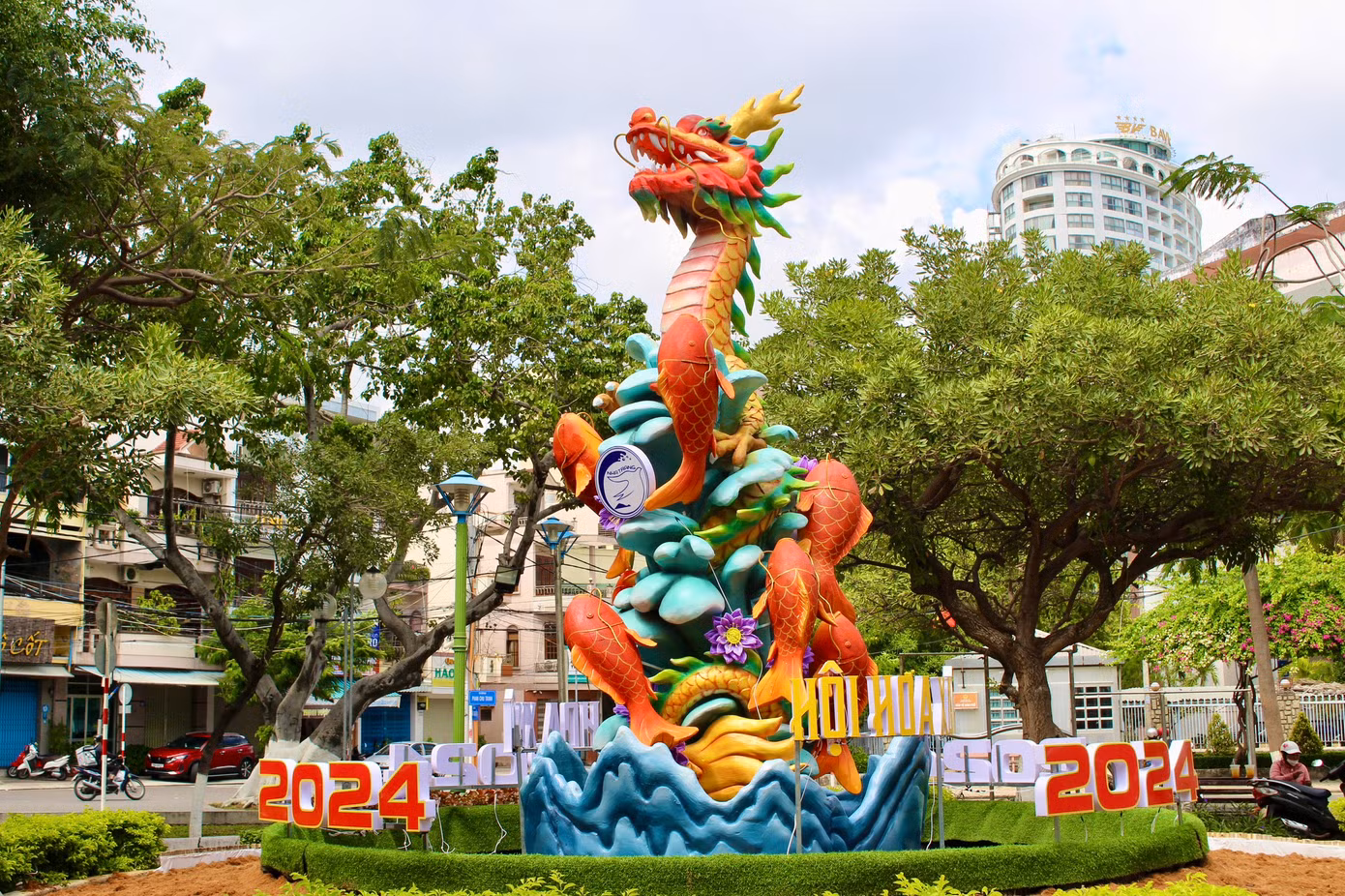 Tại công viên Yến Phi (TP Nha Trang) nơi diễn ra Hội hoa xuân Tết Giáp Thìn 2024, mô hình cá chép vượt vũ môn hóa rồng là điểm nhấn khiến nhiều người thích thú. Theo quan niệm dân gian, cá chép hóa rồng được xem là hình tượng đại diện cho sức mạnh, quyền uy và may mắn.