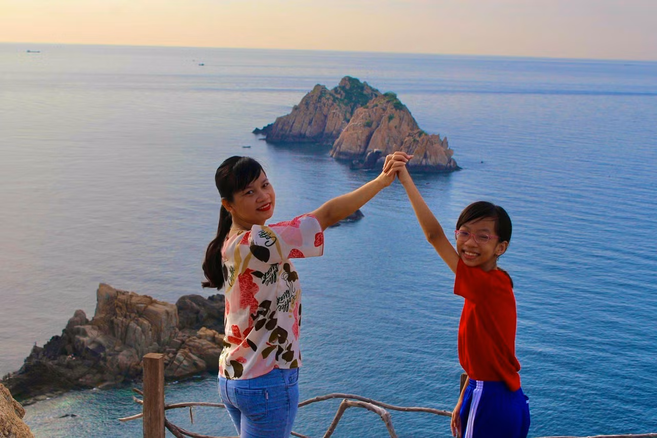 Em Nguyễn Hoàng Gia Minh (12 tuổi) chia sẻ: “Em được biết hải đăng có nhiệm vụ soi đèn cho tàu thuyền di chuyển. Đây là lần đầu đầu tiên em được thấy hải đăng ngoài đời thật. Em rất bất ngờ vì ngọn hải đăng vô cùng cao, lớn và khung cảnh nơi đây thật hùng vĩ”.