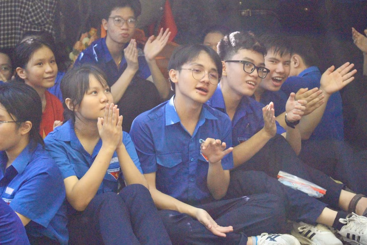 Cùng hát vang những ca khúc hào hùng giữa không gian linh thiêng khiến các bạn trẻ vô cùng xúc động.