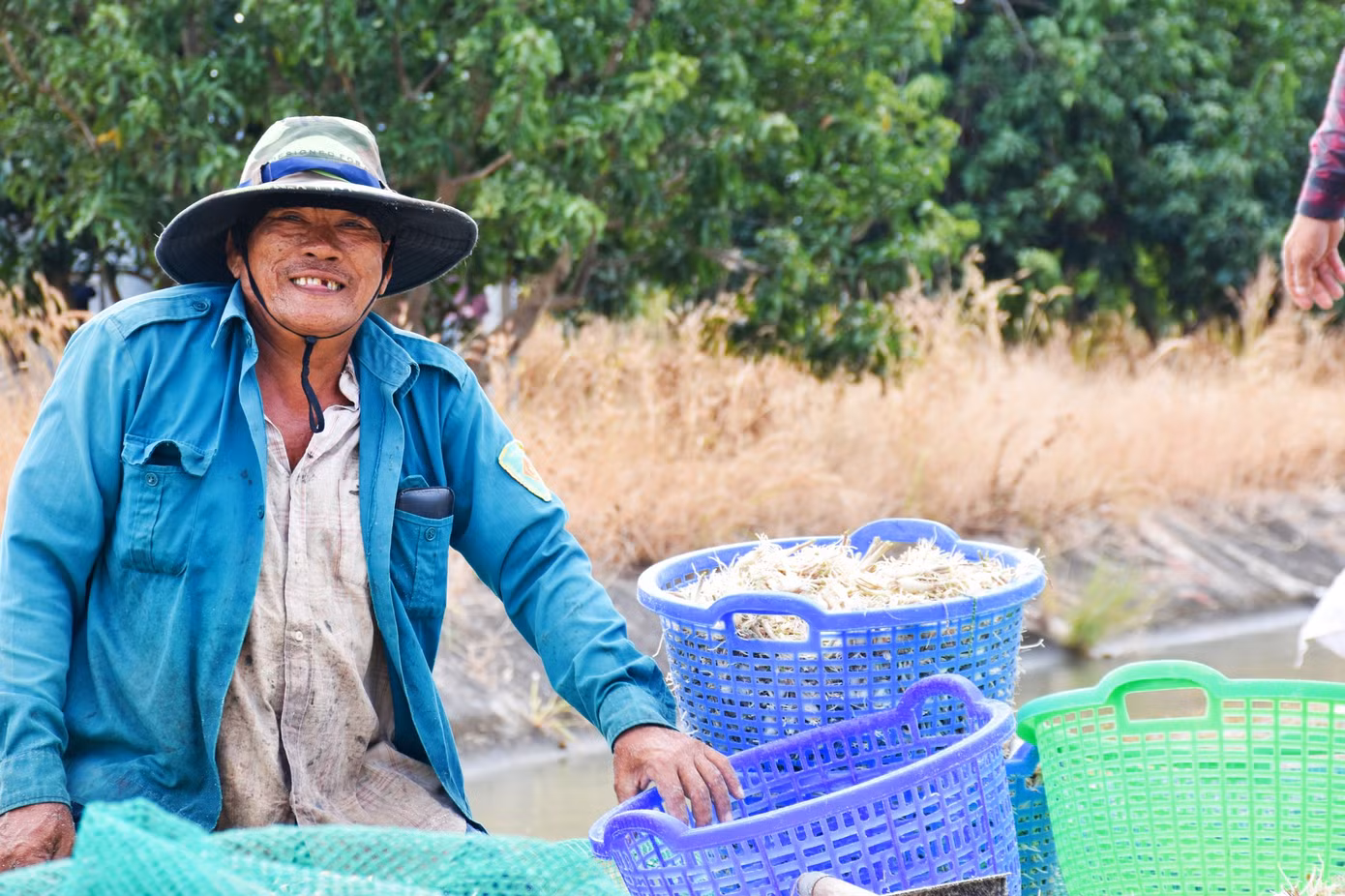 Theo ông Võ Văn Thái (huyện Cam Lâm), người nông dân làm các công việc tại đây liên tục từ 2h sáng đến 10h trưa hằng ngày. “Dù vất vả nhưng trung bình mỗi ngày chúng tôi kiếm được khoảng 300.000 - 500.000 đồng, cũng có chút ít sắm sửa dịp Tết nên mọi người đều rất vui vẻ làm”, ông Thái chia sẻ.