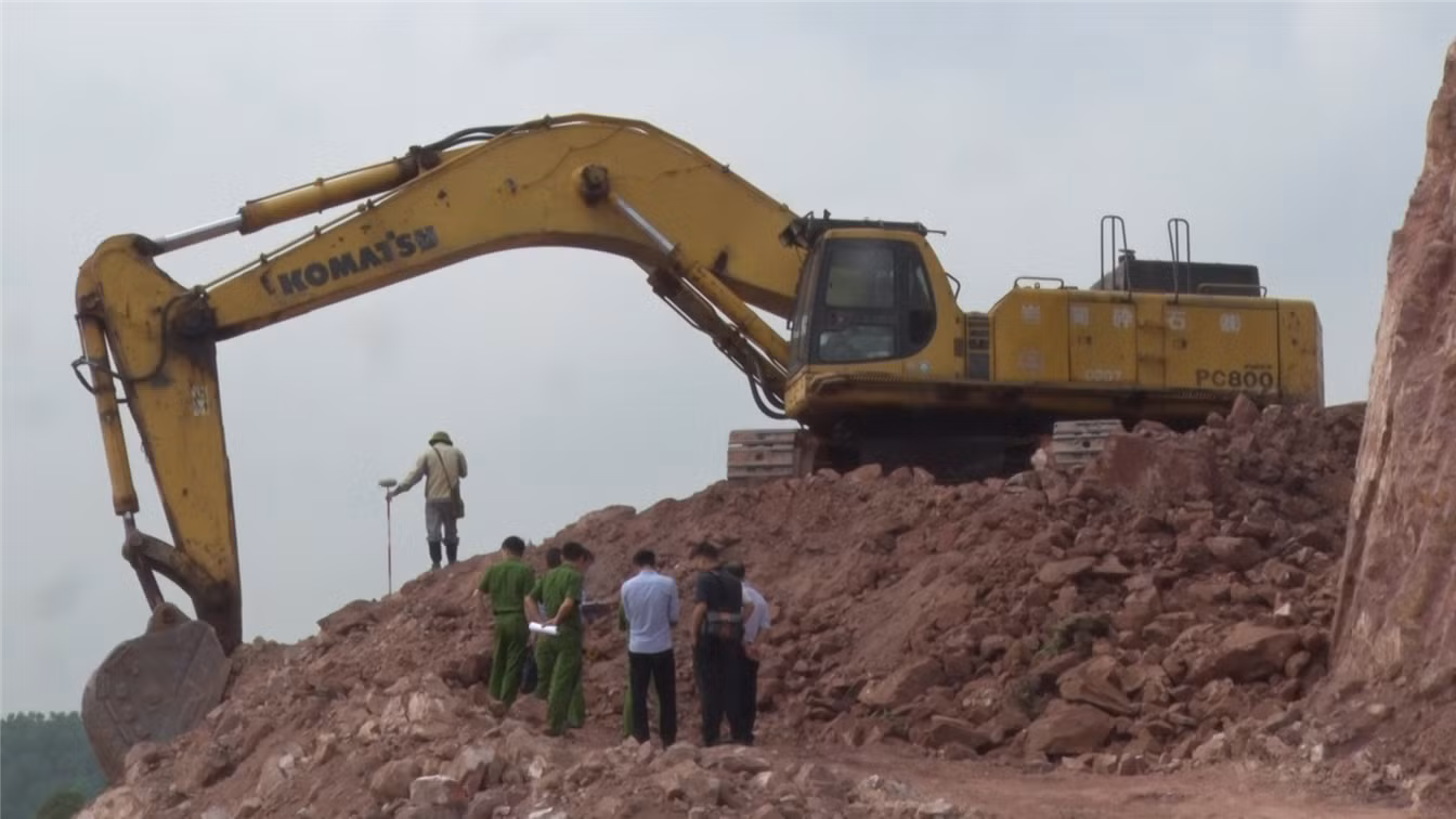 Hiện trường vụ khai thác đất trái phép.