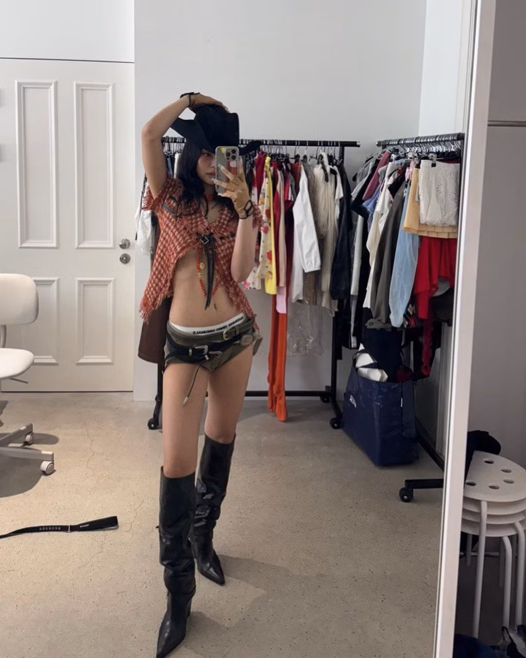 Jennie đáp trả anti-fan với những bộ đồ hở bạo hơn cả trong MV. Ảnh: IG.