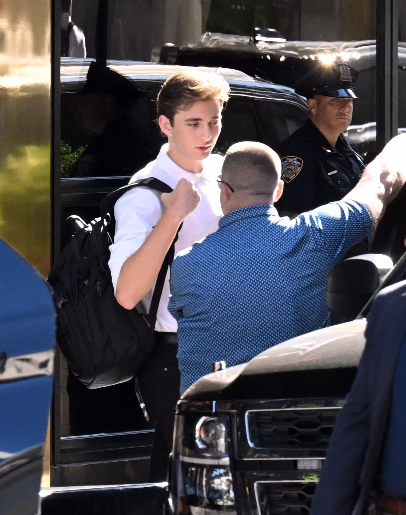 Barron được đội ngũ an ninh hộ tống đến trường đại học. Ảnh: NY Post.