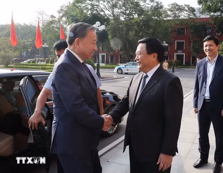 Giáo sư, Tiến sỹ Nguyễn Xuân Thắng, Ủy viên Bộ Chính trị, Giám đốc Học viện Chính trị Quốc gia Hồ Chí Minh, Chủ tịch Hội đồng Lý luận Trung ương đón Tổng Bí thư, Chủ tịch nước Tô Lâm. (Ảnh: Trí Dũng/TTXVN)