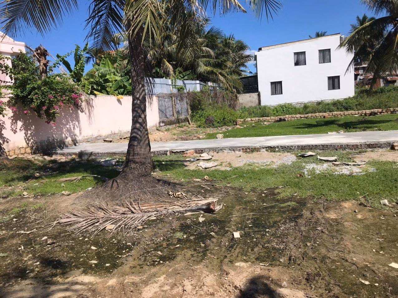 Một trường hợp người dân ở phường Ngọc Hiệp, TP. Nha Trang tự ý san ủi đường để phân lô, bán nền. Ảnh L.H