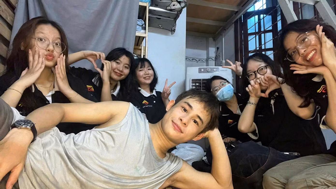 Nhóm Z-Crew cùng anh Đinh Viết Tường sau một buổi phỏng vấn. (Ảnh: Z-Crew)