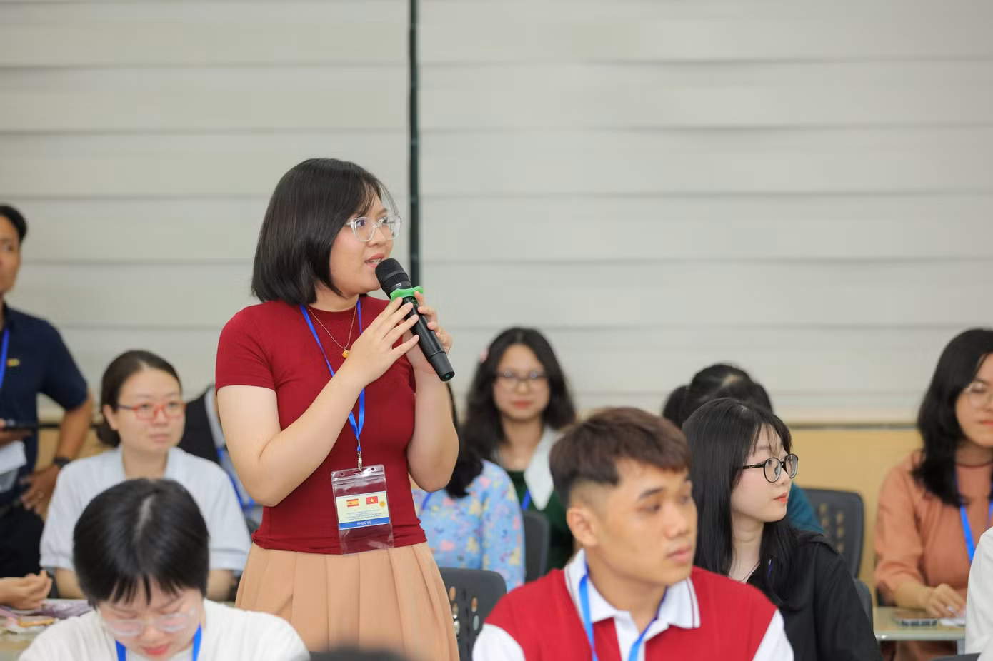 Sinh viên trường ĐH KHXH&amp;NV, ĐHQG TP. HCM đặt câu hỏi trong buổi giao lưu. (Ảnh: UHSH)