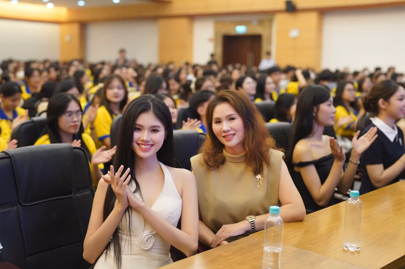 Rất đông các bạn sinh viên trường ĐH Tài chính - Marketing có mặt trong Ngày hội tuyển sinh 'Hoa hậu Việt Nam' 2024. (Ảnh: Phạm Nguyễn)