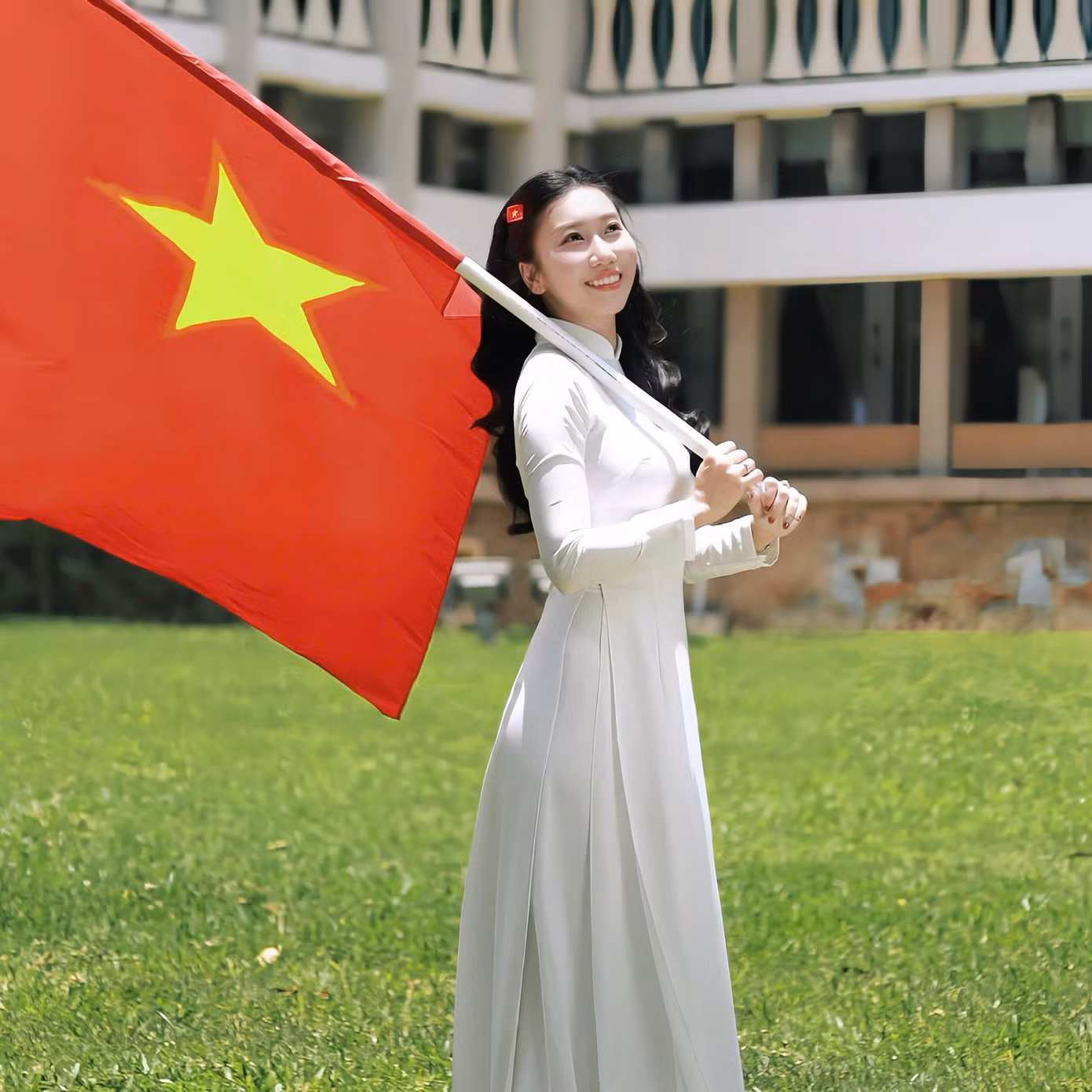 Ngọc Trân cùng chiếc ‘avatar’ Facebook chụp tại Dinh Độc Lập (Q. 1, TP. HCM) trong không khí đón chờ Đại lễ 30/4. (Ảnh: 'Linh thích chụp ảnh')