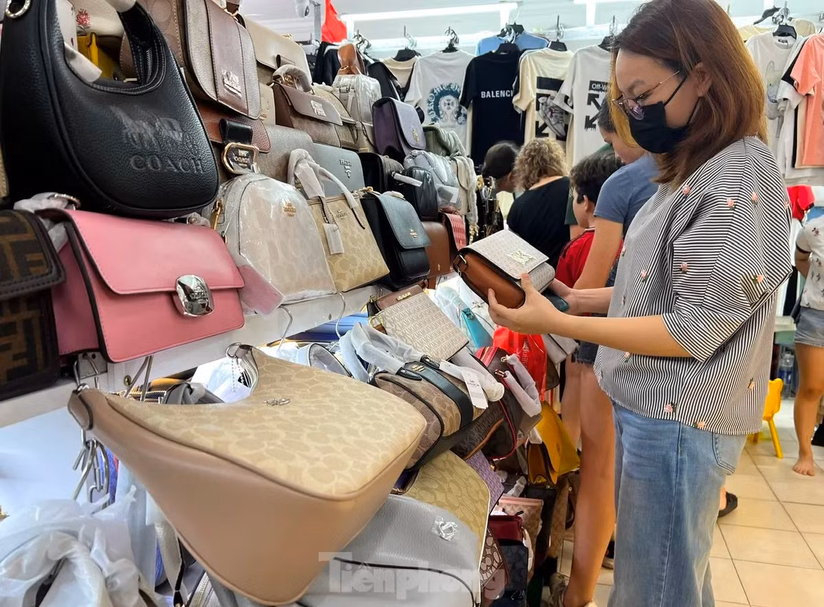 Hàng hiệu nhái, giả được bày bán công khai tại nhiều "thiên đường mua sắm" ở TP. HCM. Tiểu thương cũng nói thẳng là hàng "99%" hoặc "fake loại 1", khách thích thì mua. (Ảnh: Uyên Phương)