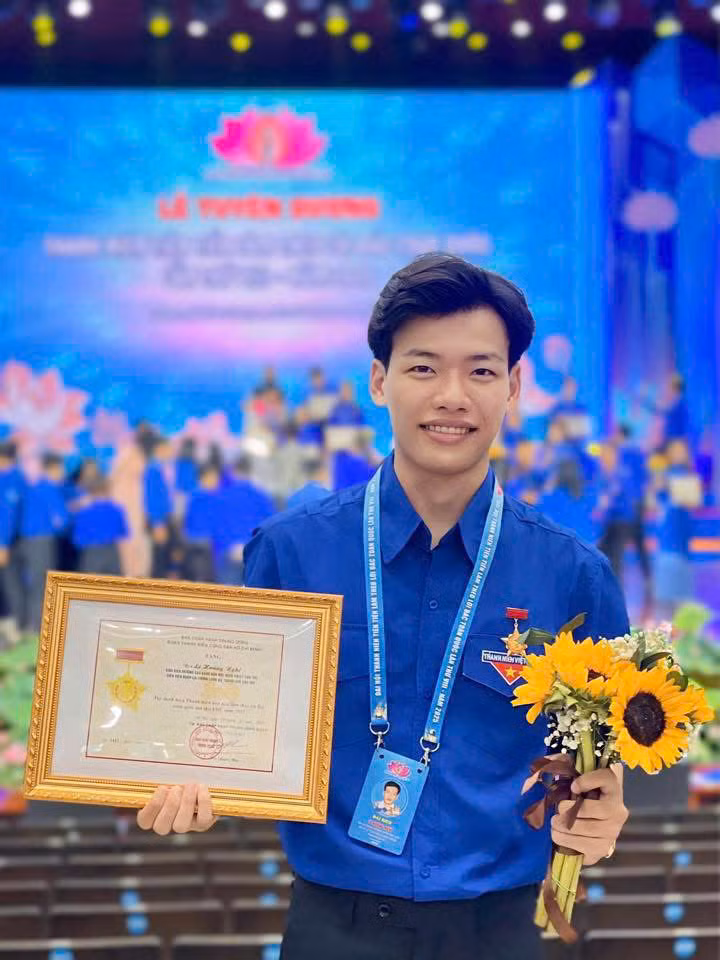 Hoàng Nghi là 1 trong 444 đại biểu tham dự Đại hội t 'Thanh niên tiên tiến làm theo lời Bác' toàn quốc, năm 2025. Hoàng Nghi là 1 trong 444 đại biểu tham dự Đại hội t 'Thanh niên tiên tiến làm theo lời Bác' toàn quốc, năm 2025.