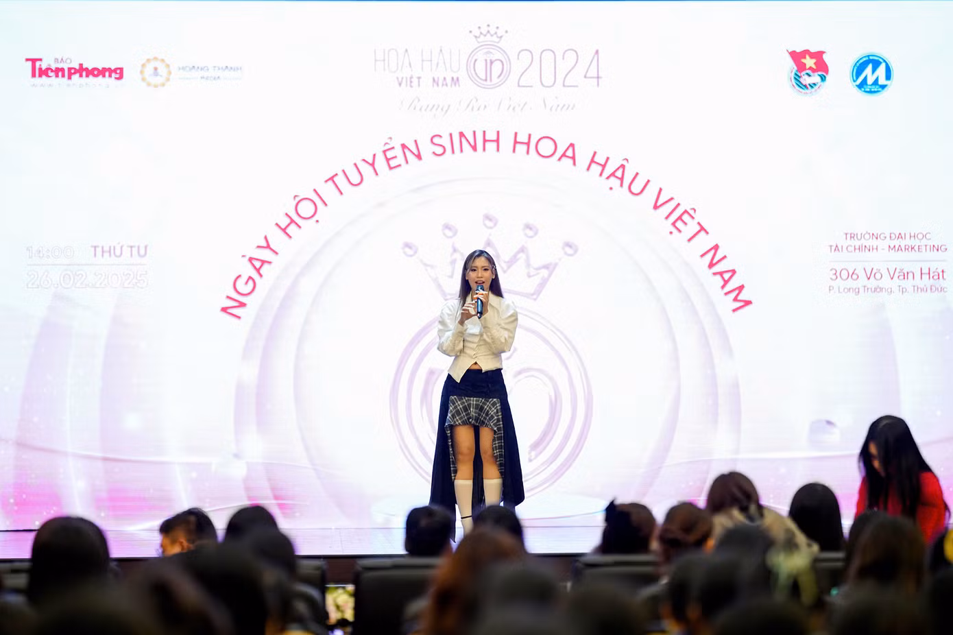 Ca sĩ Haley 'cháy' hết mình trên sân khấu. (Ảnh: Duy Anh)