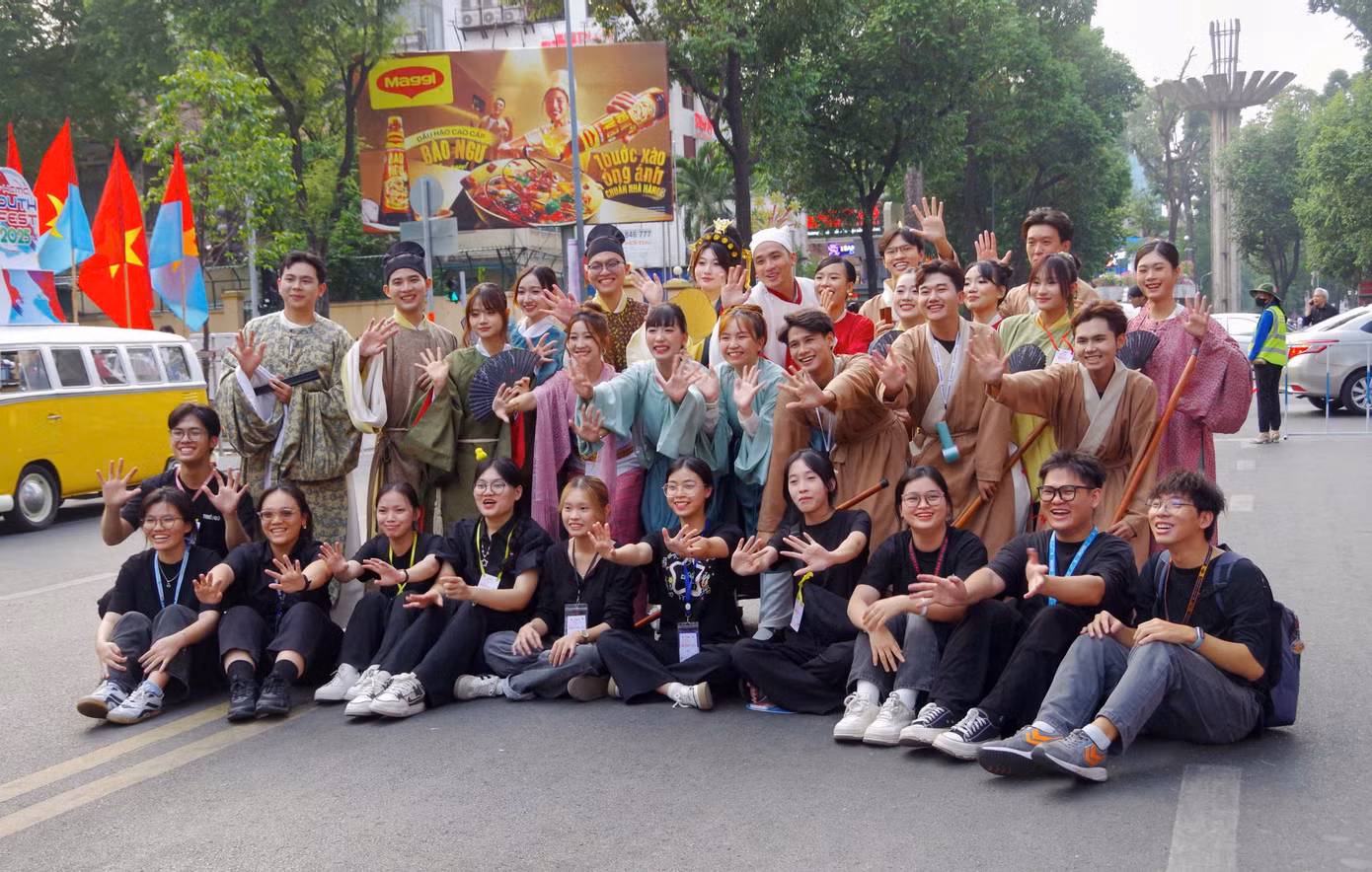 Đồng diễn 'Tóc xanh vạt áo' mùa 5 trở thành tiêu điểm thu hút nhiều bạn trẻ tham gia đồng diễn với những bộ trang phục truyền thống nhiều màu sắc. (Ảnh: Mỹ Uyên)