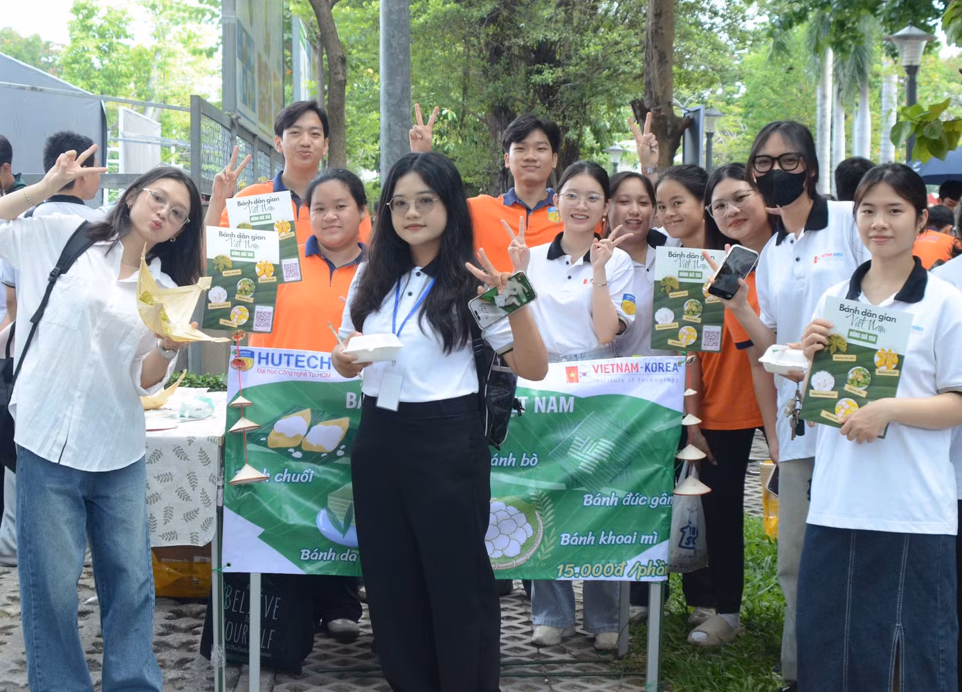 Sinh viên trải nghiệm các gian hàng ẩm thực tại Ngày hội. (Ảnh: Đăng Khoa)