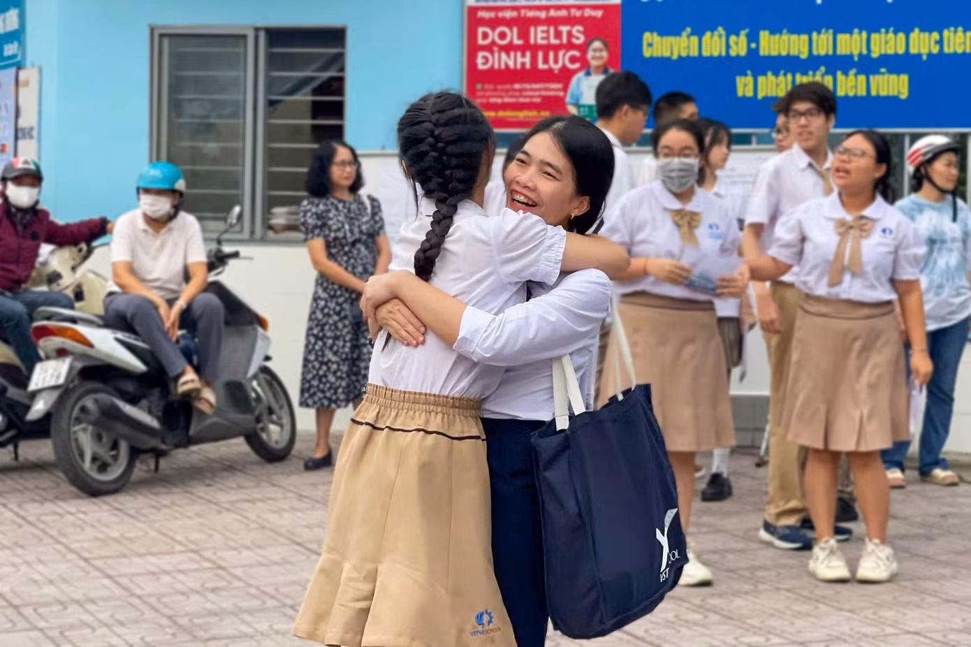 Ghi nhận tại điểm trường THPT Trần Phú (Q. Tân Phú) những chiếc quạt, báo giấy... đều được các bạn sinh viên tình nguyện chương trình 'Tiếp sức mùa thi' chuẩn bị chu đáo gửi tận tay phụ huynh đang đứng chờ thí sinh bên ngoài cổng trường.