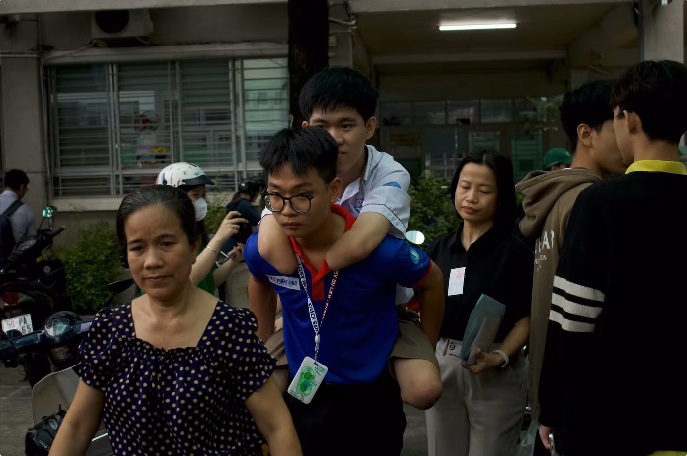 Ảnh 5: Phát cõng thí sinh vào phòng thi. (Ảnh: Hồng Nhung) Ảnh 5: Phát cõng thí sinh vào phòng thi. (Ảnh: Hồng Nhung)