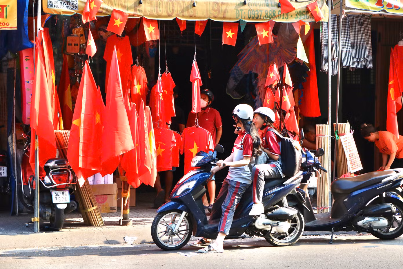 Thích thú với những mặt hàng về chủ đề Lễ 30/4 tại đường Hải Thượng Lãn Ông, Hồng Lam (20 tuổi, Q. 5) chia sẻ: “Mình chọn mua nón lá được vẽ cờ đỏ sao vàng vì rất quý trọng những món đồ được làm thủ công. Kể cả hình vẽ trên nón cũng được người bán tỉ mỉ vẽ lên. Việc này mang rất nhiều ý nghĩa, đối với mình đó là vẻ đẹp của lao động, của người dân nước mình”.