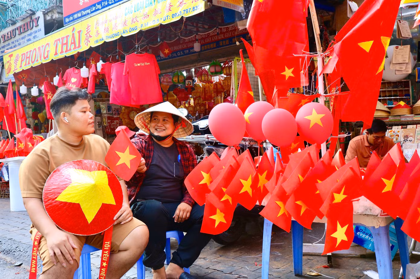 Những mặt hàng được bán ra mang lại niềm vui cho cả người bán và người mua, đồng thời lan tỏa không khí Đại lễ 30/4 khắp thành phố.