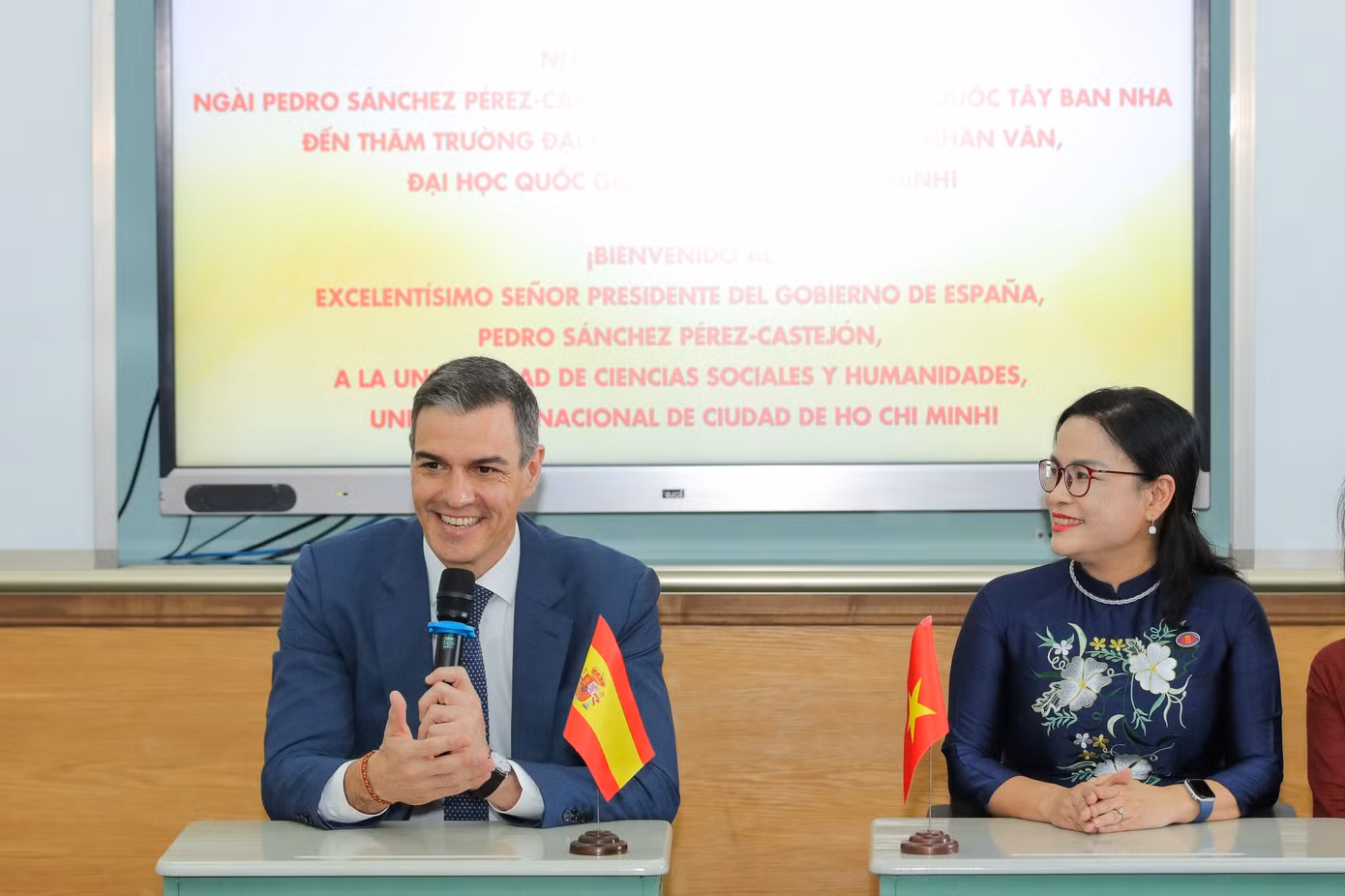 Thủ tướng Vương quốc Tây Ban Nha Pedro Sánchez Pérez-Castejón (bên trái) trò chuyện cùng các bạn sinh viên trường ĐH KHXH&amp;NV, ĐHQG TP. HCM. (Ảnh: UHSH)