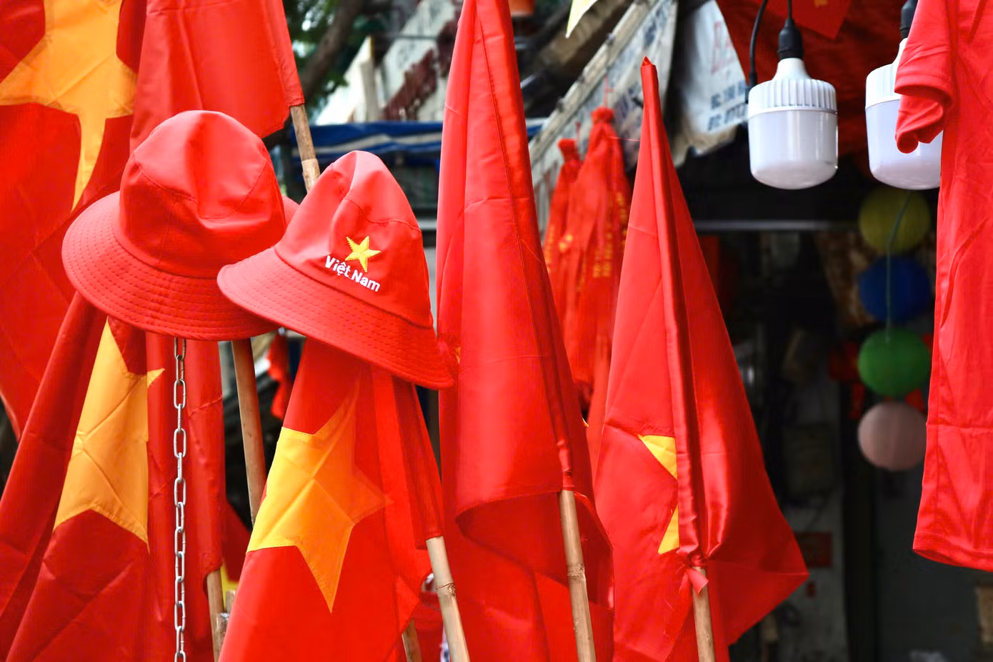 Đường Hải Thượng Lãn Ông rực rỡ với những mặt hàng chủ đề mừng 50 năm Ngày Giải phóng miền Nam, thống nhất đất nước: Nón lá, quốc kỳ, áo thun, sticker, móc khóa…
