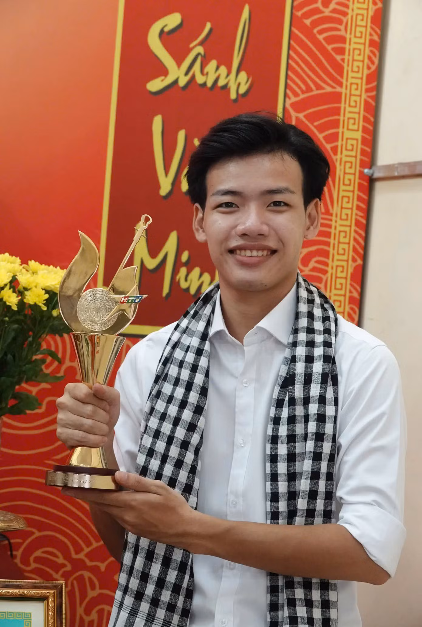 Hoàng Nghi giành được nhiều giải thưởng nghệ thuật. Hoàng Nghi giành được nhiều giải thưởng nghệ thuật.