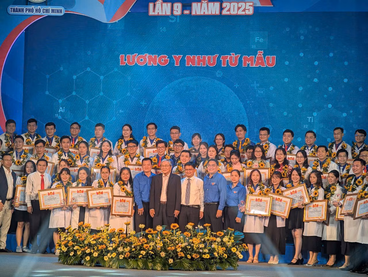 73 gương thầy thuốc trẻ đã được Thành Đoàn TP. HCM vinh danh. 73 gương thầy thuốc trẻ đã được Thành Đoàn TP. HCM vinh danh.
