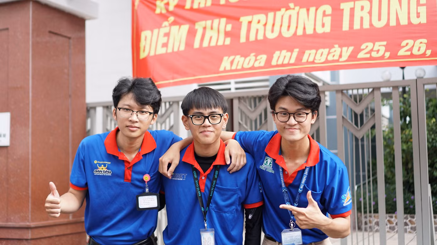 Nhóm tình nguyện viên ở điểm trường THCS Trần Huy Liệu đã hỗ trợ Trâm vào phòng thi (Lần lượt từ trái qua: Gia Khánh, Hoàng Anh, Thái Sơn). (Ảnh: Khánh Linh) Nhóm tình nguyện viên ở điểm trường THCS Trần Huy Liệu đã hỗ trợ Trâm vào phòng thi (Lần lượt từ trái qua: Gia Khánh, Hoàng Anh, Thái Sơn). (Ảnh: Khánh Linh)