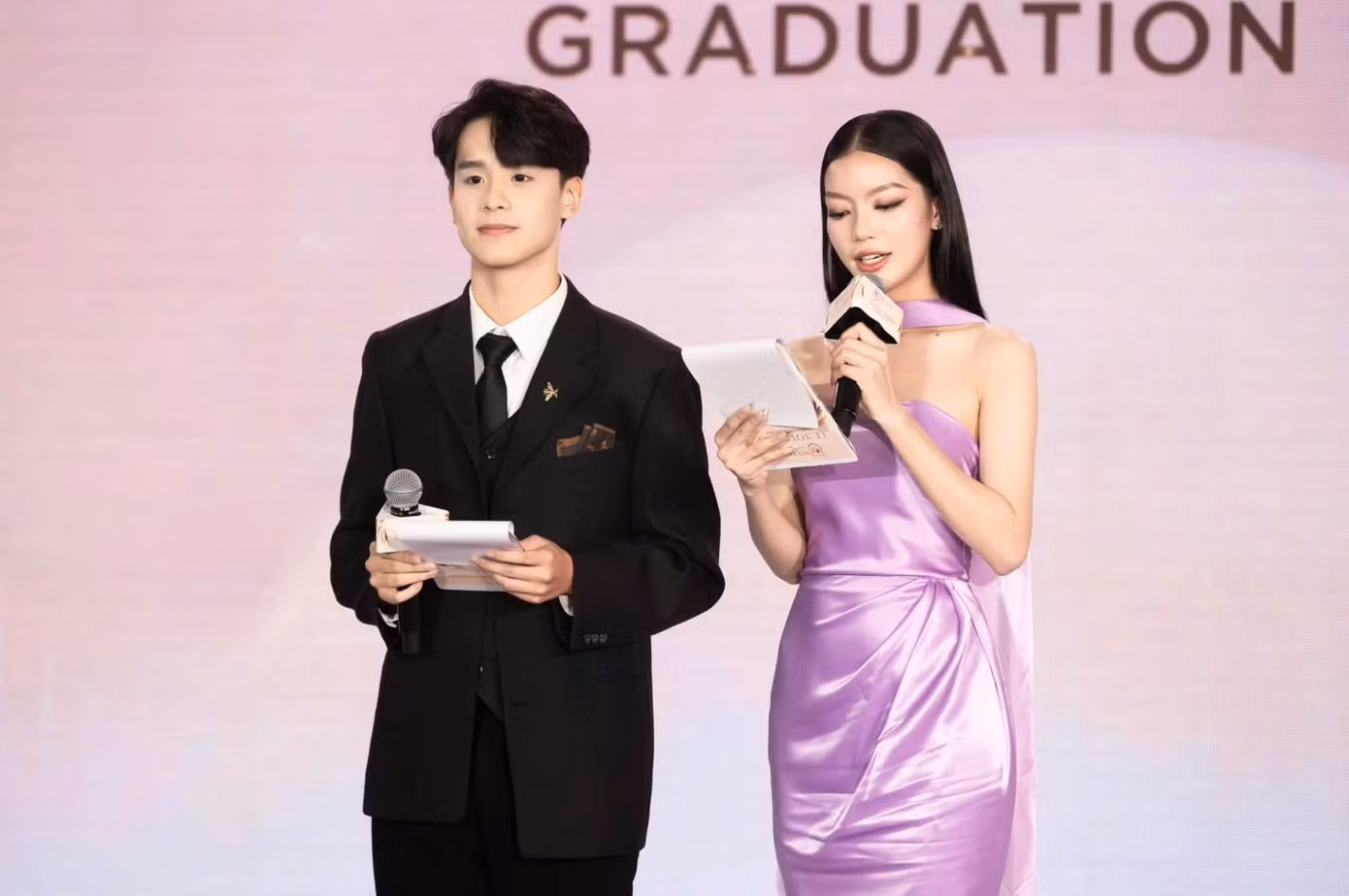 Tuấn Anh trong vai trò MC của một chương trình.