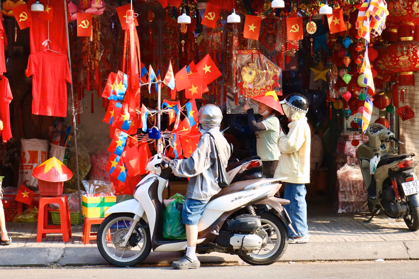Đây cũng là dịp để các bạn trẻ kiếm thêm thu nhập nhờ vào việc bán các mặt hàng này.
