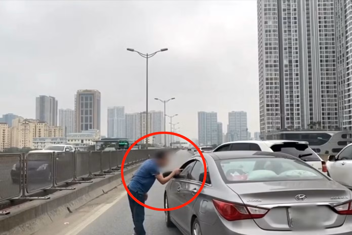 Hình ảnh cắt từ clip trên mạng xã hội.