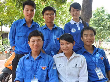 Ngô Thị Phúc chụp chung với các anh chị sinh viên tình nguyện. (Ảnh: Văn Chung)
